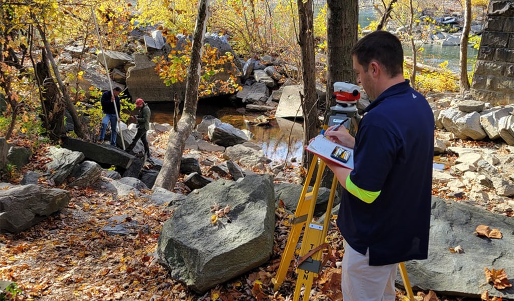 Ian Smith captures survey data at Byron Bridge.
