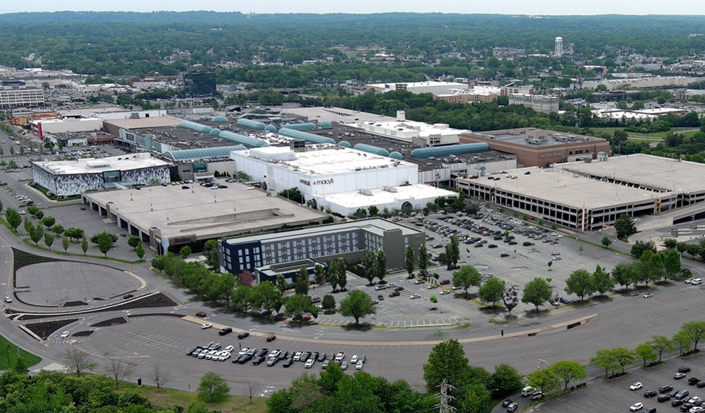 Oblique aerial view of the Roosevelt Field Mall in Garden City, New York.