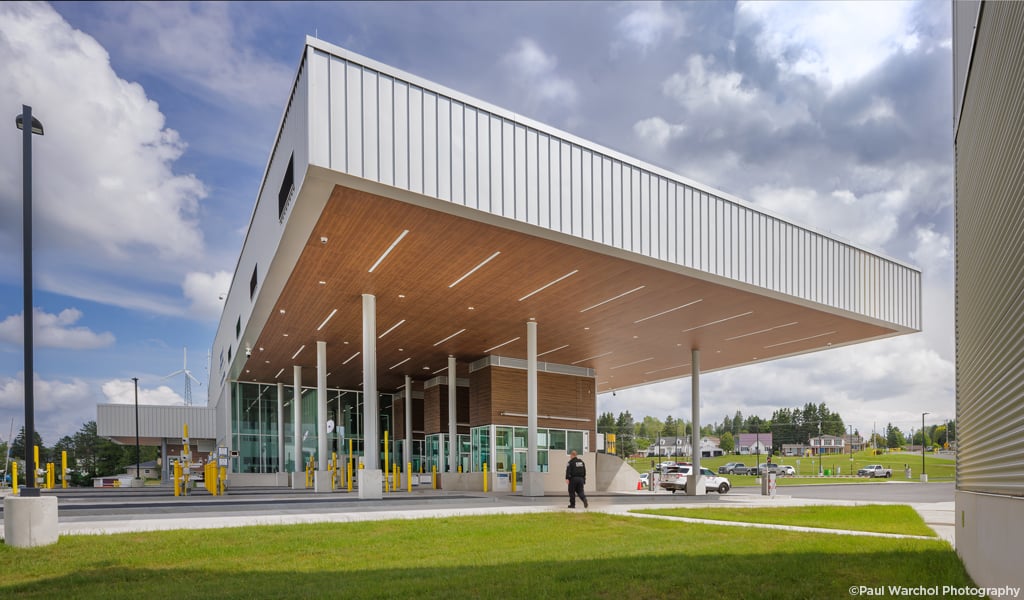 Madawaska-Edmundston bridge international crossing building